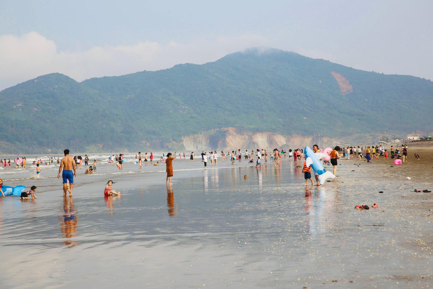 Ông Lê Trần Sáng – Phó GĐ Sở Văn hóa Thể thao và Du lịch Hà Tĩnh cho biết, do dịch COVID-19 nên năm nay tỉnh không tổ chức mùa du lịch biển quy mô lớn như những năm trước mà chỉ đạo tất cả các huyện có khu du lịch biển biển sẽ tổ chuỗi hoạt động văn hóa, du lịch, thể thao từ ngày 24/4 đến ngày 10/5. Ông Sáng cho biết, so với năm 2020, lượng khách đến với biển Hà Tĩnh tăng hơn nhiều. Đến thời điểm này mới bắt đầu vào mùa du lịch biển, nhưng theo báo cáo số lượng khách đặt phòng nghỉ dưỡng đạt khoảng 70-80%. “Để thu hút khách đến với biển Hà Tĩnh, năm nay một số bãi biển đã trang trí những điểm check in đẹp làm điểm nhấn. Ngoài ra, chúng tôi cũng yêu cầu các địa phương phát triển du lịch biển phải thực hiện tốt công tác phòng chống dịch COVID-19 theo chỉ đạo của Thủ tướng Chính phủ”, Phó GĐ Sở Văn hoá Thể thao và Du lịch Hà Tĩnh nói.