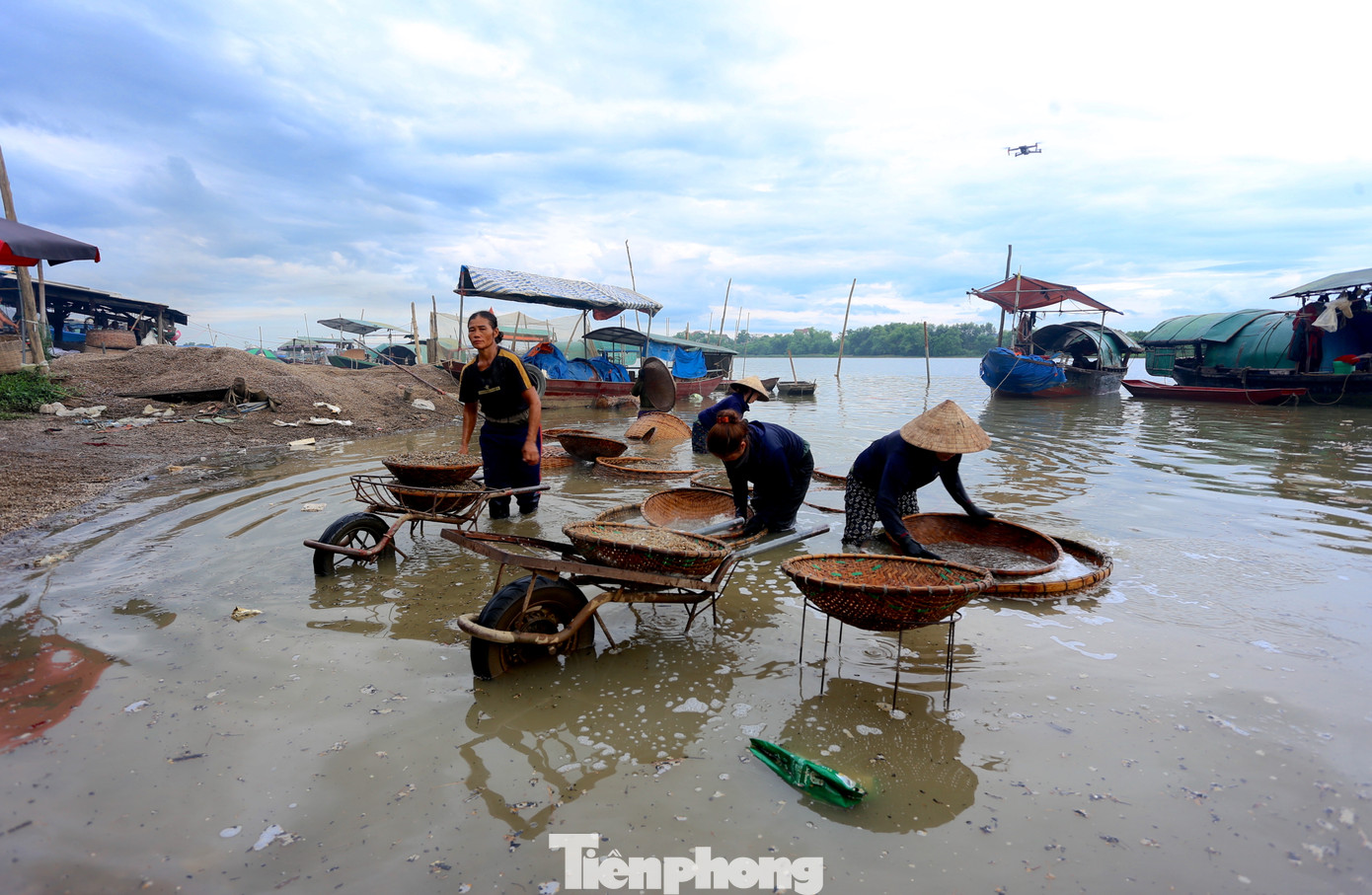 Người đãi hến, nấu hến… tạo nên khung cảnh nhộn nhịp. Nghề lội sông, đãi hến gắn bó với người dân nơi đây đã hơn 300 năm. Người đãi hến, nấu hến… tạo nên khung cảnh nhộn nhịp. Nghề lội sông, đãi hến gắn bó với người dân nơi đây đã hơn 300 năm.