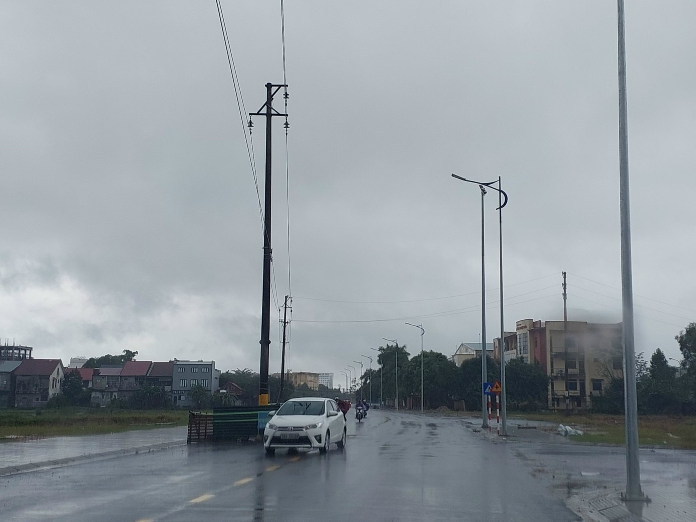 Một cột điện khác nằm ở vị trí giữa làn đường chưa được di dời. Một cột điện khác nằm ở vị trí giữa làn đường chưa được di dời.