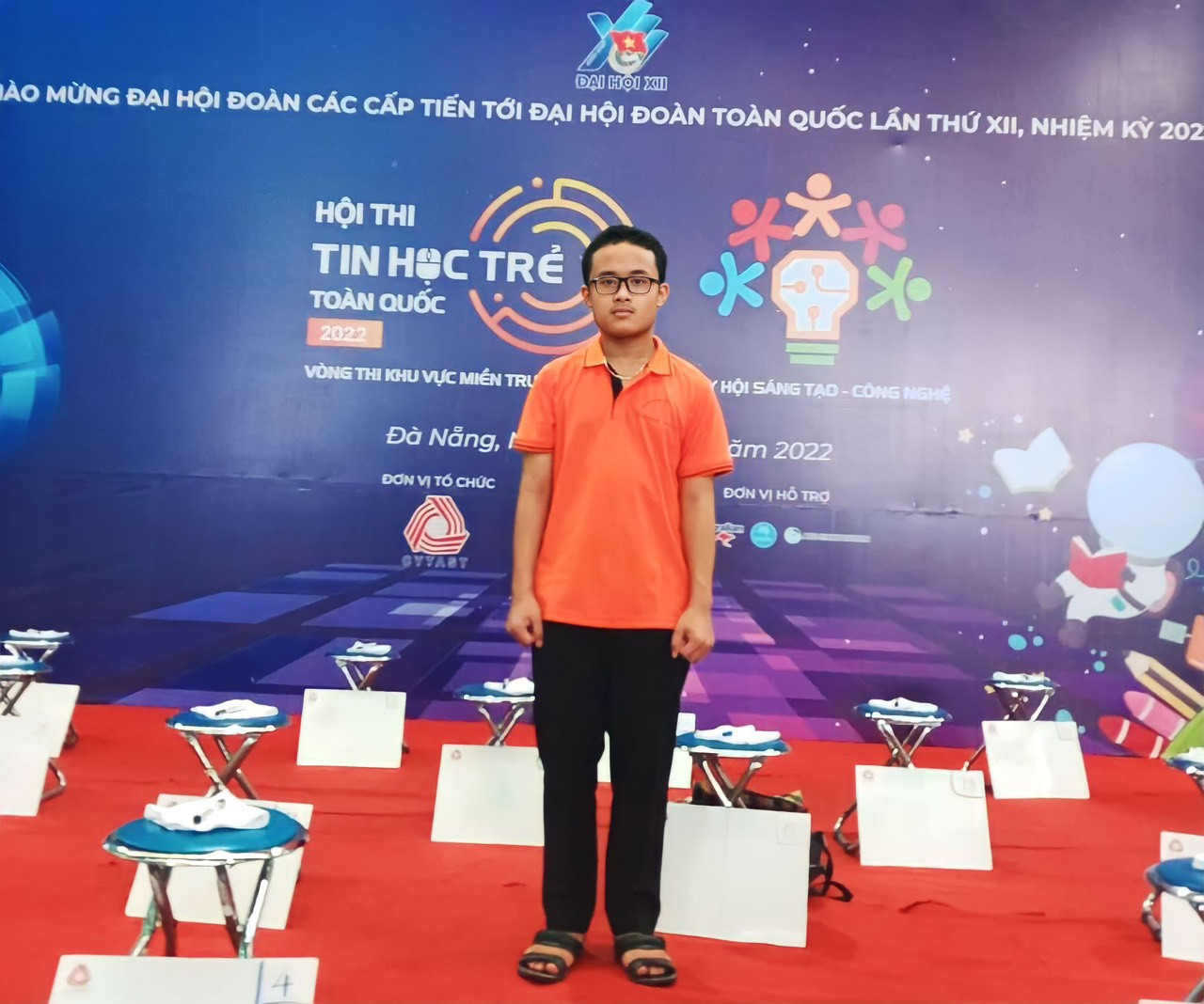 Em Minh Hoàng giành được 32 điểm, đạt giải Nhất môn Toán và trở thành thủ khoa toàn quốc bộ môn này. Ảnh: Gia đình cung cấp