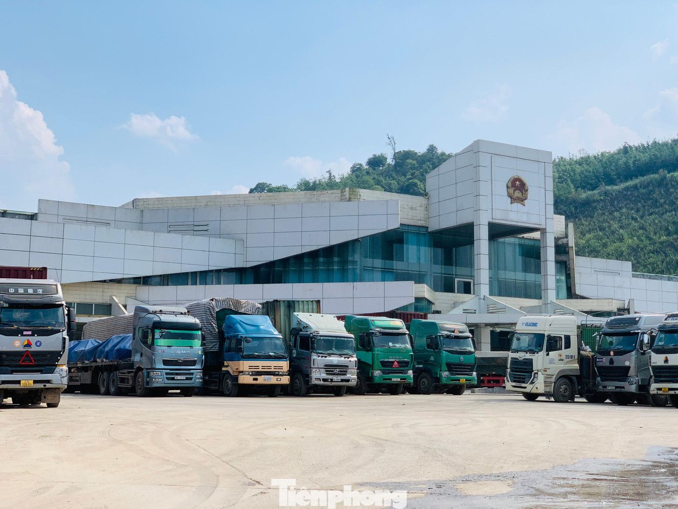 Việc tuyến QL8A hư hỏng, xuống cấp gây hạn chế trong thu hút các doanh nghiệp và nhà đầu tư vận chuyển hàng hóa qua cửa khẩu này. Trong ảnh nhiều chiếc xe tải đang dừng ở cửa khẩu để chờ đổi xế. Đây là biện pháp thực hiện công tác phòng dịch COVID-19 từ Lào về Việt Nam.