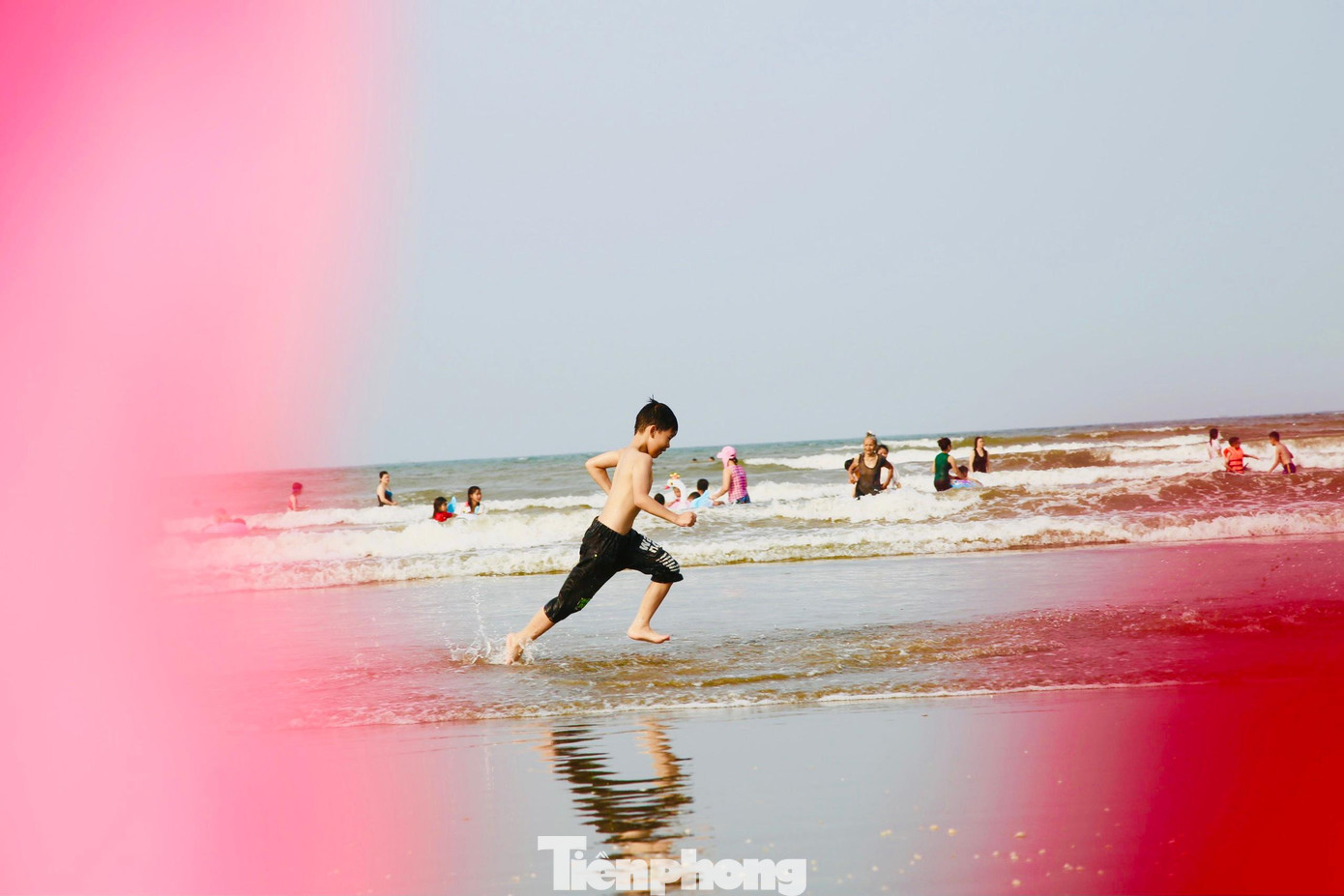 Du khách thích thú tắm biển.