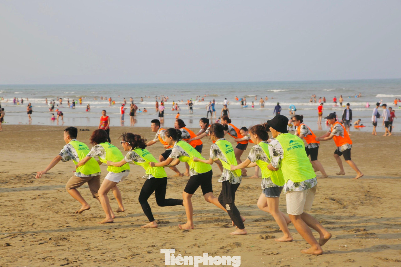 “Để thu hút khách đến với biển Hà Tĩnh, năm nay một số bãi biển đã trang trí những điểm check in đẹp làm điểm nhấn. Ngoài ra, chúng tôi cũng yêu cầu các địa phương phát triển du lịch biển phải thực hiện tốt công tác phòng chống dịch COVID-19 theo chỉ đạo của Thủ tướng Chính phủ”, Phó GĐ Sở Văn hoá Thể thao và Du lịch Hà Tĩnh nói.