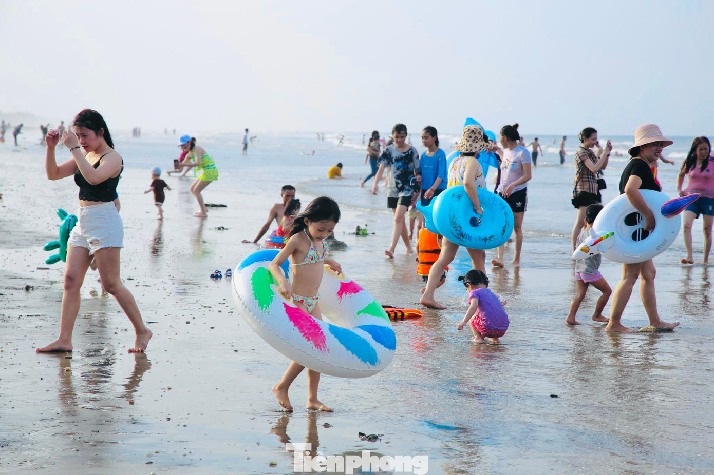 Lượng người đến bãi biển Xuân Hải hôm nay rất đông.