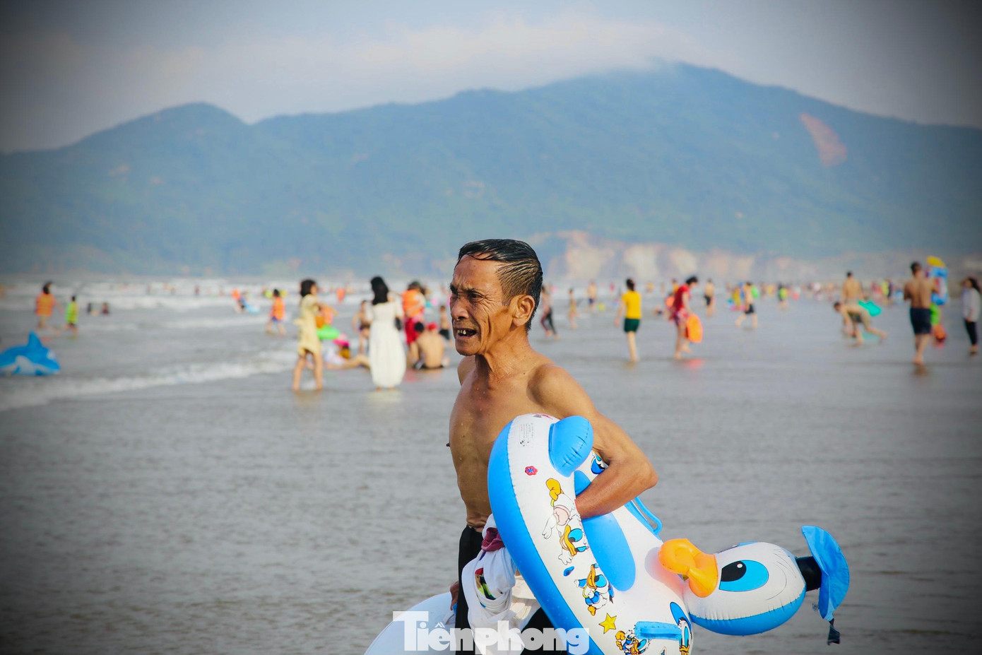 Ông Nguyễn Đình Nguyên (trú tại phường Thạch Qúy, TP Hà Tĩnh) cho biết: “Hôm nay nghỉ lễ nên tôi cùng 6 người con xuống biển để tắm. Những năm trước dịp lễ hay đi chơi xa nhưng năm nay xuống biển để giải nhiệt trong ngày nắng nóng”. Lượng người đến bãi biển Xuân Hải hôm nay rất đông. Ông Lê Trần Sáng – Phó GĐ Sở Văn hóa Thể thao và Du lịch Hà Tĩnh cho biết, do dịch COVID-19 nên năm nay tỉnh không tổ chức mùa du lịch biển quy mô lớn như những năm trước mà chỉ đạo tất cả các huyện có khu du lịch biển biển sẽ tổ chuỗi hoạt động văn hóa, du lịch, thể thao từ ngày 24/4 đến ngày 10/5. Ông Sáng cho biết, so với năm 2020, lượng khách đến với biển Hà Tĩnh tăng hơn nhiều. Đến thời điểm này mới bắt đầu vào mùa du lịch biển, nhưng theo báo cáo số lượng khách đặt phòng nghỉ dưỡng đạt khoảng 70-80%. “Để thu hút khách đến với biển Hà Tĩnh, năm nay một số bãi biển đã trang trí những điểm check in đẹp làm điểm nhấn. Ngoài ra, chúng tôi cũng yêu cầu các địa phương phát triển du lịch biển phải thực hiện tốt công tác phòng chống dịch COVID-19 theo chỉ đạo của Thủ tướng Chính phủ”, Phó GĐ Sở Văn hoá Thể thao và Du lịch Hà Tĩnh nói. Năm 2020, do dịch COVID-19 diễn biến phức tạp, khách đến với du lịch biển Hà Tĩnh giảm hẳn. Nhưng năm nay, từ đầu mùa hè đến nay lượng khách bắt đầu tăng dần. Nhiều gia đình đưa con đi tắm biển, vui chơi trong ngày nghỉ lễ Du khách thích thú tắm biển.