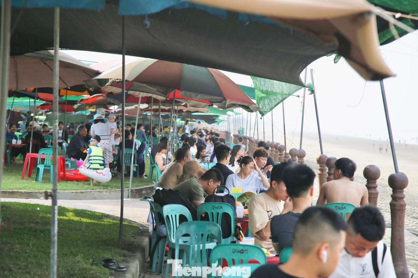 Ông Sáng cho biết, so với năm 2020, lượng khách đến với biển Hà Tĩnh tăng hơn nhiều. Đến thời điểm này mới bắt đầu vào mùa du lịch biển, nhưng theo báo cáo số lượng khách đặt phòng nghỉ dưỡng đạt khoảng 70-80%.