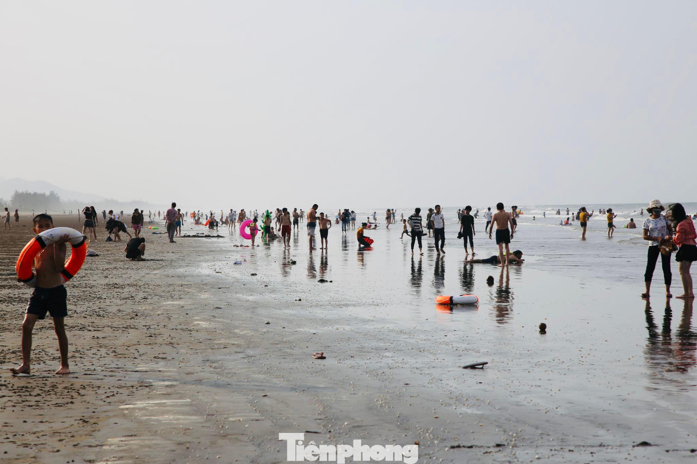 Từ 15h ngày 21/4 (tức ngày 10/3 ÂL), nhiều người dân nội tỉnh Hà Tĩnh di chuyển bằng xe máy đến bãi tắm Xuân Hải (thị trấn Lộc Hà) để tắm biển. Do hôm nay thời tiết nắng, lại trùng vào dịp nghỉ lễ nên lượng khách đến Xuân Hải tăng đột biến. Trên tuyến đường dẫn vào bãi biển xe đông kín, các nhà hàng, khách sạn vui mừng vì số lượng khách năm nay tăng cao so với năm 2020. Thời tiết Hà Tĩnh hôm nay nắng đẹp, cũng vào dịp nghỉ lễ nên các gia đình, bạn bè tụ họp đổ về biển Xuân Hải. Những đứa trẻ vui mừng khi được bố mẹ đưa đi tắm biển trong ngày nghỉ lễ. "Xuống đây được thoải mái vui chơi nên thích lắm", em Nguyễn Tuấn (8 tuổi, trú tại TP Hà Tĩnh) chia sẻ. Ông Nguyễn Đình Nguyên (trú tại phường Thạch Qúy, TP Hà Tĩnh) cho biết: “Hôm nay nghỉ lễ nên tôi cùng 6 người con xuống biển để tắm. Những năm trước dịp lễ hay đi chơi xa nhưng năm nay xuống biển để giải nhiệt trong ngày nắng nóng”. Lượng người đến bãi biển Xuân Hải hôm nay rất đông. Ông Lê Trần Sáng – Phó GĐ Sở Văn hóa Thể thao và Du lịch Hà Tĩnh cho biết, do dịch COVID-19 nên năm nay tỉnh không tổ chức mùa du lịch biển quy mô lớn như những năm trước mà chỉ đạo tất cả các huyện có khu du lịch biển biển sẽ tổ chuỗi hoạt động văn hóa, du lịch, thể thao từ ngày 24/4 đến ngày 10/5. Ông Sáng cho biết, so với năm 2020, lượng khách đến với biển Hà Tĩnh tăng hơn nhiều. Đến thời điểm này mới bắt đầu vào mùa du lịch biển, nhưng theo báo cáo số lượng khách đặt phòng nghỉ dưỡng đạt khoảng 70-80%. “Để thu hút khách đến với biển Hà Tĩnh, năm nay một số bãi biển đã trang trí những điểm check in đẹp làm điểm nhấn. Ngoài ra, chúng tôi cũng yêu cầu các địa phương phát triển du lịch biển phải thực hiện tốt công tác phòng chống dịch COVID-19 theo chỉ đạo của Thủ tướng Chính phủ”, Phó GĐ Sở Văn hoá Thể thao và Du lịch Hà Tĩnh nói. Năm 2020, do dịch COVID-19 diễn biến phức tạp, khách đến với du lịch biển Hà Tĩnh giảm hẳn. Nhưng năm nay, từ đầu mùa hè đến nay lượng khách bắt đầu tăng dần. Nhiều gia đình đưa con đi tắm biển, vui chơi trong ngày nghỉ lễ Du khách thích thú tắm biển. Hình ảnh du khách tắm biển giải nhiệt trong ngày nghỉ lễ.