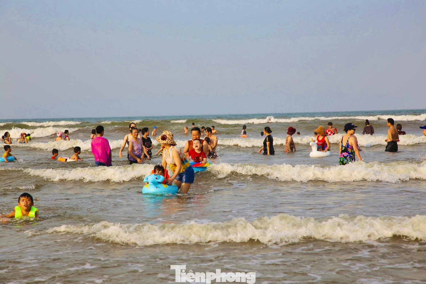 Thời tiết Hà Tĩnh hôm nay nắng đẹp, cũng vào dịp nghỉ lễ nên các gia đình, bạn bè tụ họp đổ về biển Xuân Hải.