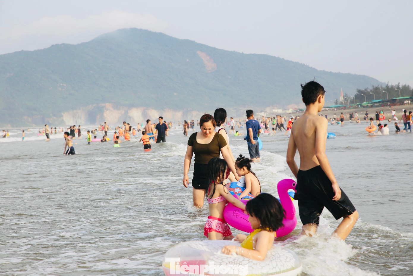 Nhiều gia đình đưa con đi tắm biển, vui chơi trong ngày nghỉ lễ