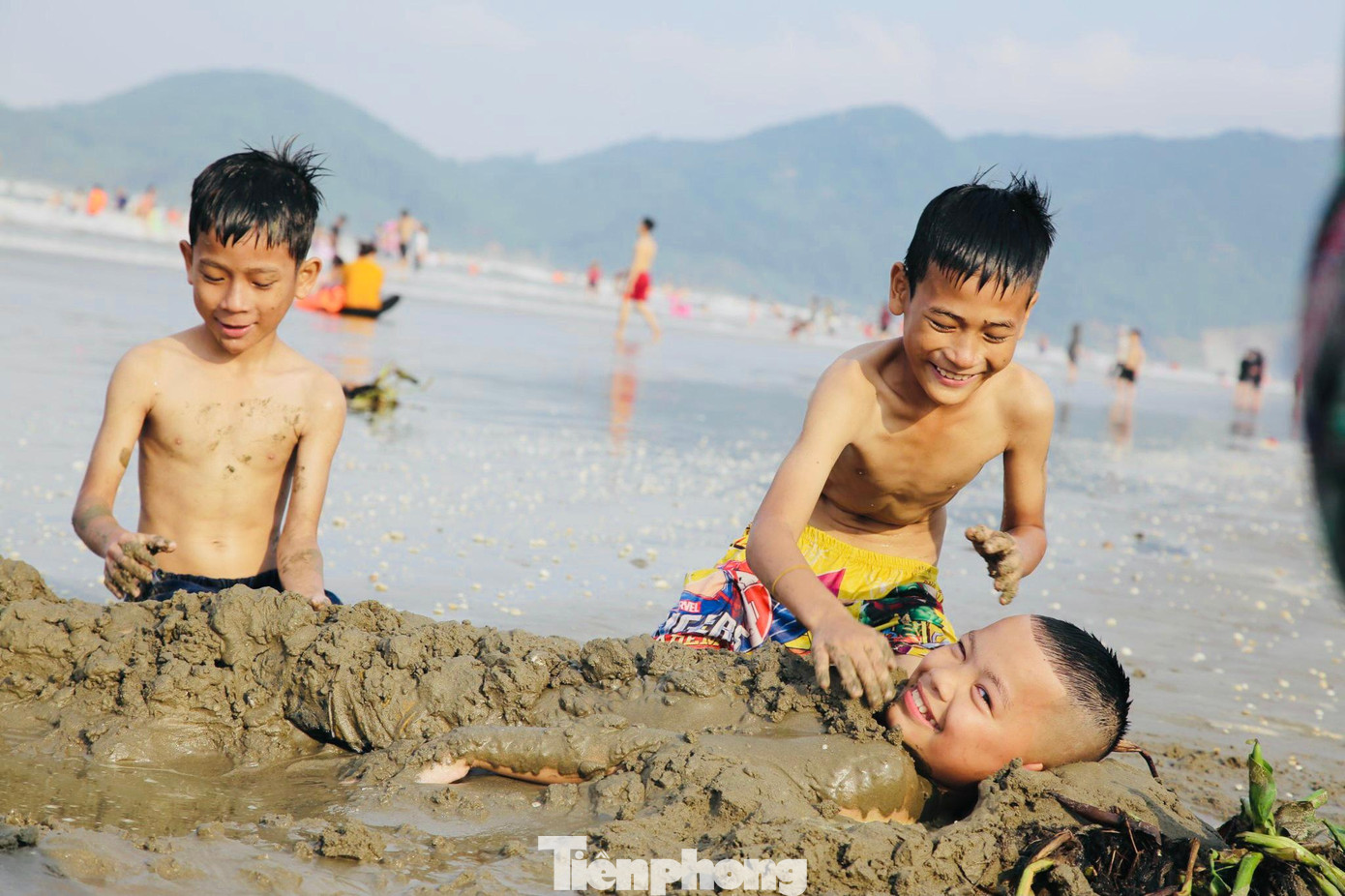 "Xuống đây được thoải mái vui chơi nên thích lắm", em Nguyễn Tuấn (8 tuổi, trú tại TP Hà Tĩnh) chia sẻ. Ông Nguyễn Đình Nguyên (trú tại phường Thạch Qúy, TP Hà Tĩnh) cho biết: “Hôm nay nghỉ lễ nên tôi cùng 6 người con xuống biển để tắm. Những năm trước dịp lễ hay đi chơi xa nhưng năm nay xuống biển để giải nhiệt trong ngày nắng nóng”. Lượng người đến bãi biển Xuân Hải hôm nay rất đông. Ông Lê Trần Sáng – Phó GĐ Sở Văn hóa Thể thao và Du lịch Hà Tĩnh cho biết, do dịch COVID-19 nên năm nay tỉnh không tổ chức mùa du lịch biển quy mô lớn như những năm trước mà chỉ đạo tất cả các huyện có khu du lịch biển biển sẽ tổ chuỗi hoạt động văn hóa, du lịch, thể thao từ ngày 24/4 đến ngày 10/5. Ông Sáng cho biết, so với năm 2020, lượng khách đến với biển Hà Tĩnh tăng hơn nhiều. Đến thời điểm này mới bắt đầu vào mùa du lịch biển, nhưng theo báo cáo số lượng khách đặt phòng nghỉ dưỡng đạt khoảng 70-80%. “Để thu hút khách đến với biển Hà Tĩnh, năm nay một số bãi biển đã trang trí những điểm check in đẹp làm điểm nhấn. Ngoài ra, chúng tôi cũng yêu cầu các địa phương phát triển du lịch biển phải thực hiện tốt công tác phòng chống dịch COVID-19 theo chỉ đạo của Thủ tướng Chính phủ”, Phó GĐ Sở Văn hoá Thể thao và Du lịch Hà Tĩnh nói. Năm 2020, do dịch COVID-19 diễn biến phức tạp, khách đến với du lịch biển Hà Tĩnh giảm hẳn. Nhưng năm nay, từ đầu mùa hè đến nay lượng khách bắt đầu tăng dần. Nhiều gia đình đưa con đi tắm biển, vui chơi trong ngày nghỉ lễ Du khách thích thú tắm biển. Hình ảnh du khách tắm biển giải nhiệt trong ngày nghỉ lễ.