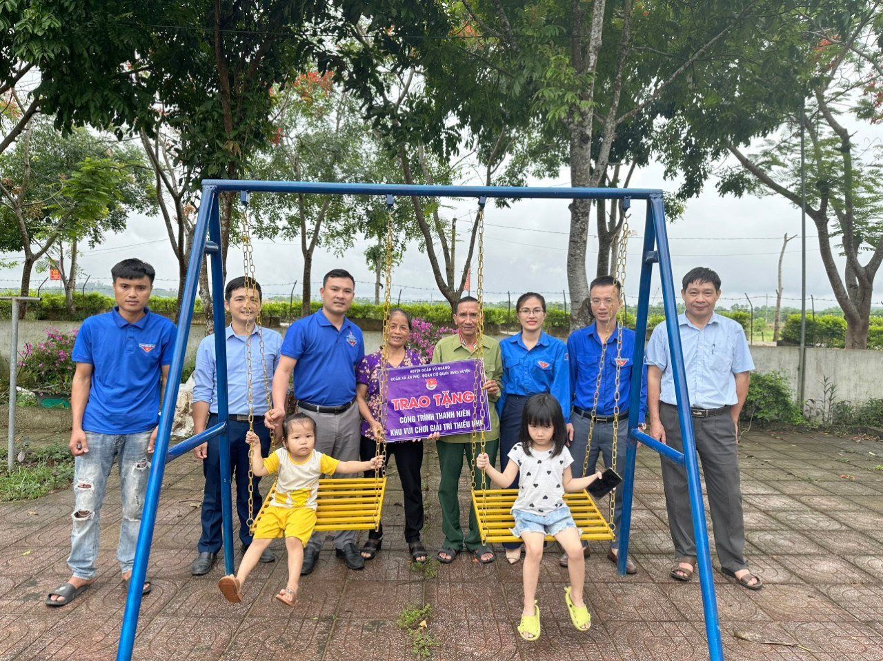 Tuổi trẻ huyện Vũ Quang, trao tặng 1 công trình khu vui chơi trị giá 10 triệu đồng. Ngoài ra trao tặng quà cho các cháu có hoàn cảnh khó khăn trị giá khoảng 20 triệu đồng.