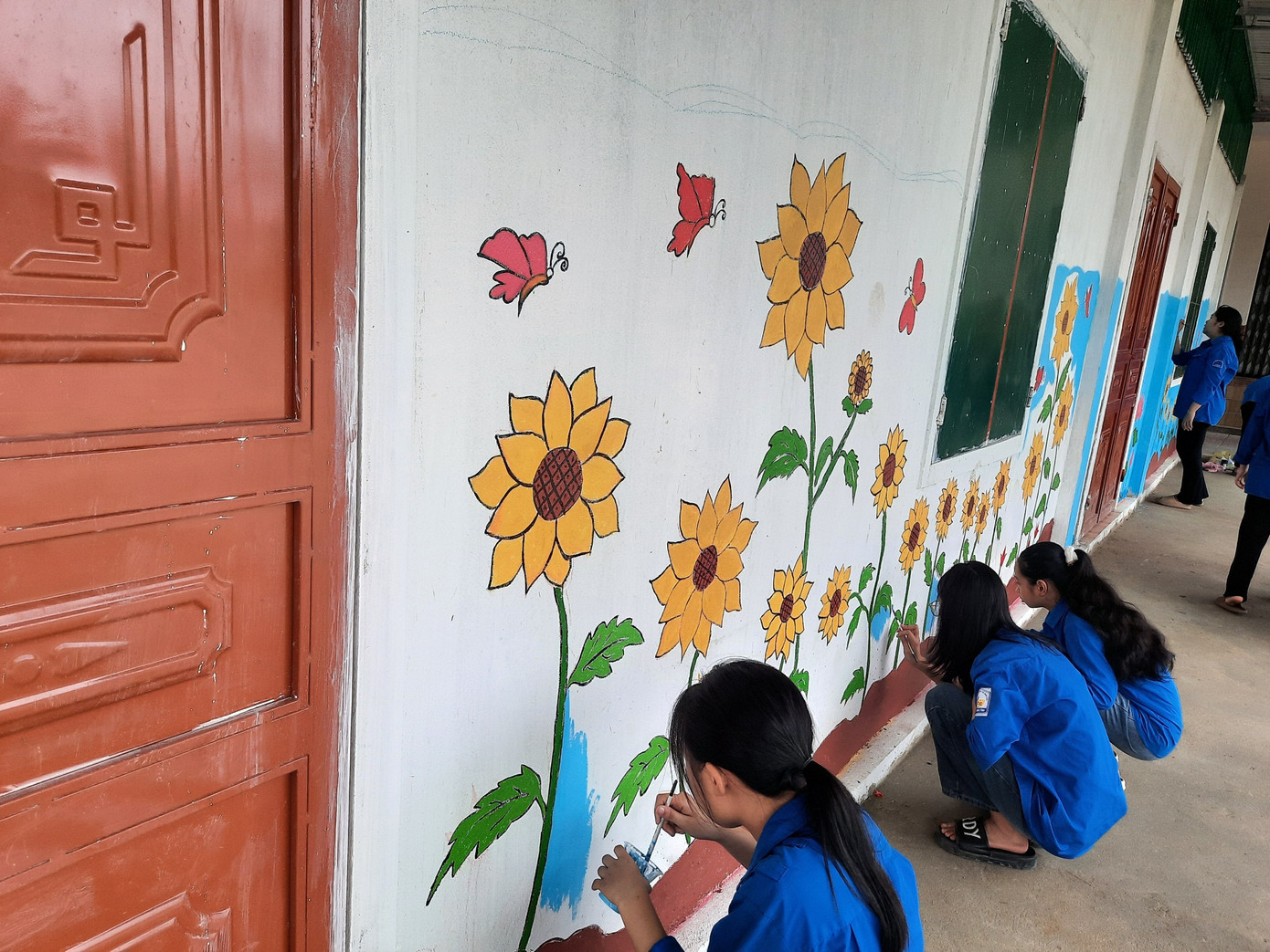 Để đảm bảo cảnh quan môi trường, tuyến đường từ ngã tư Yên Trung đến tuyến đê La Giang, các địa phương ở huyện Đức Thọ đồng loạt huy động phương tiện, nhân lực ra quân tổng dọn vệ sinh môi trường, nhất là khu vực vỉa hè, lòng đường…