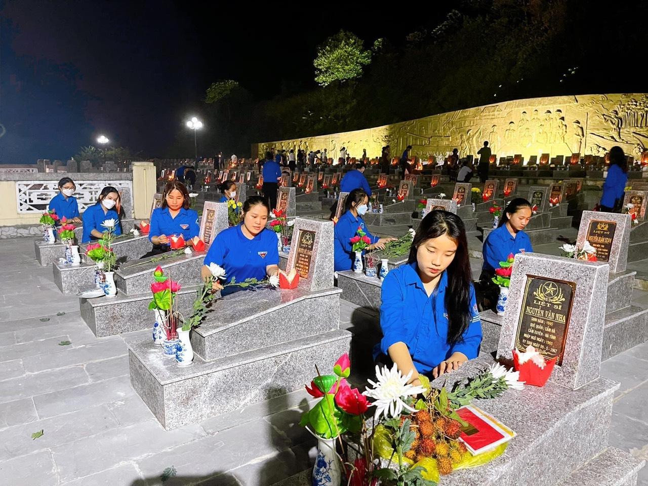 Tối 25/7, hàng trăm đoàn viên thanh niên ở huyện Cẩm Xuyên đã thắp nến tri ân, dâng hương, hoa tại nghĩa trang liệt sỹ.