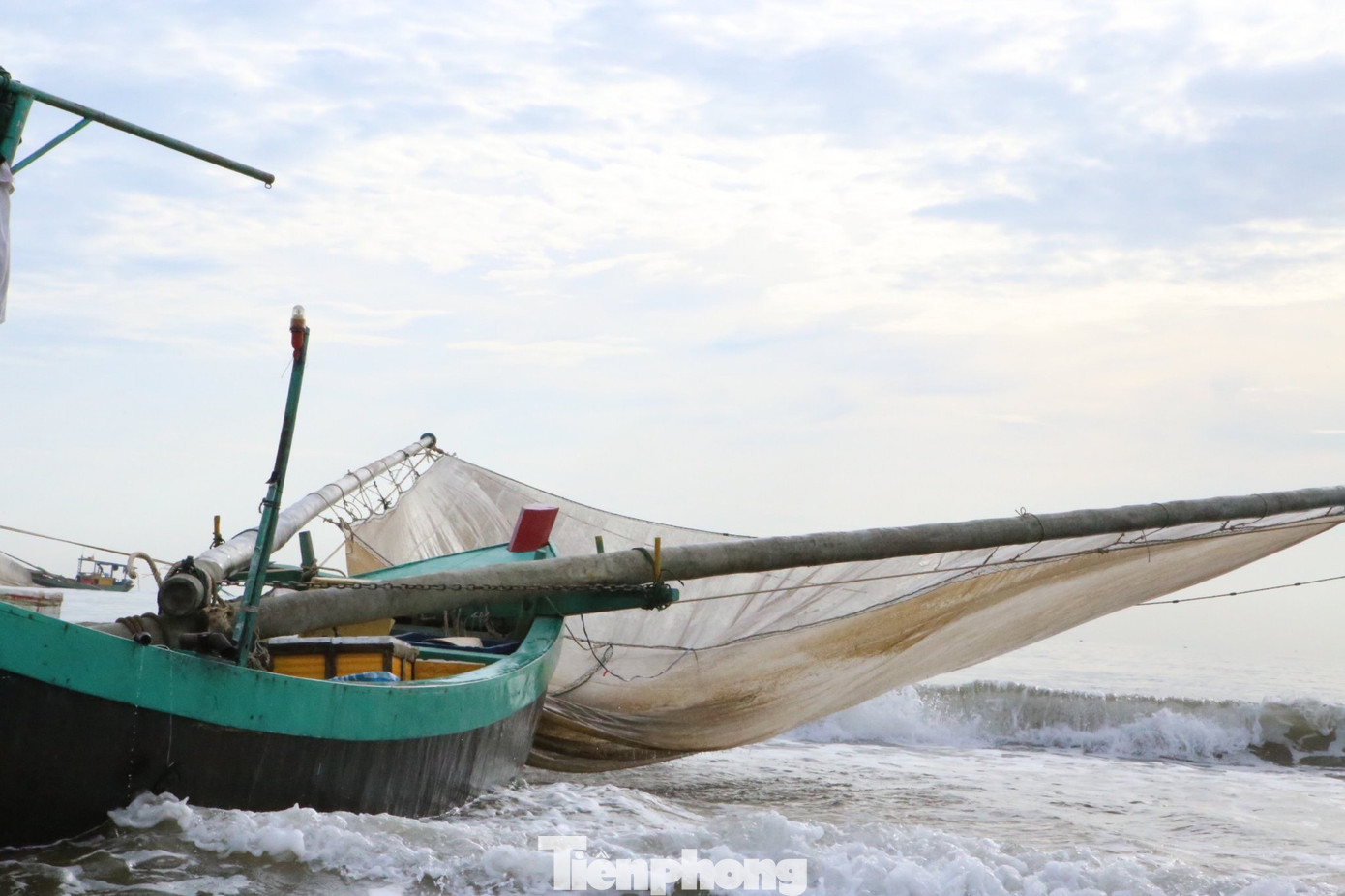 Những ngư dân ở huyện Lộc Hà gắn lưới để đánh bắt ruốc. Họ thường đánh bắt từ 5-6h đồng hồ sẽ vào bờ bán một lần. Những ngư dân ở huyện Lộc Hà gắn lưới để đánh bắt ruốc. Họ thường đánh bắt từ 5-6h đồng hồ sẽ vào bờ bán một lần.