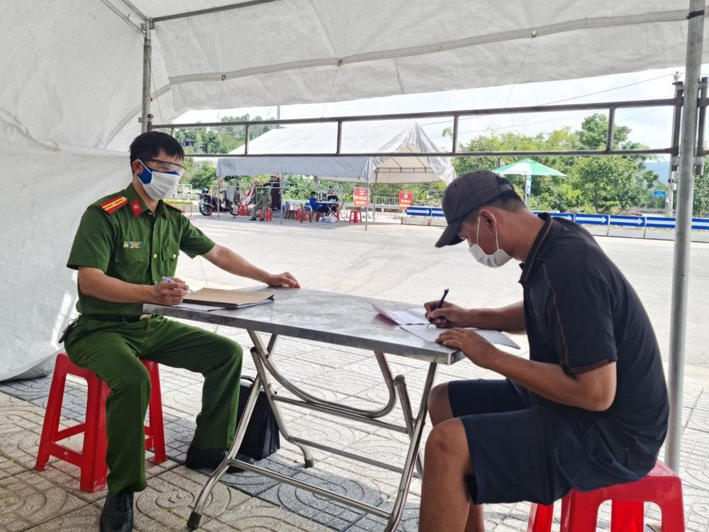 Tài xế S. làm việc với tổ kiểm soát chống dịch. Tài xế S. làm việc với tổ kiểm soát chống dịch.