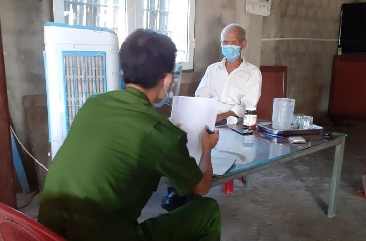 Người đàn ông bị phạt 7,5 triệu đồng do không thực hiện cách ly y tế tại nhà. Người đàn ông bị phạt 7,5 triệu đồng do không thực hiện cách ly y tế tại nhà.