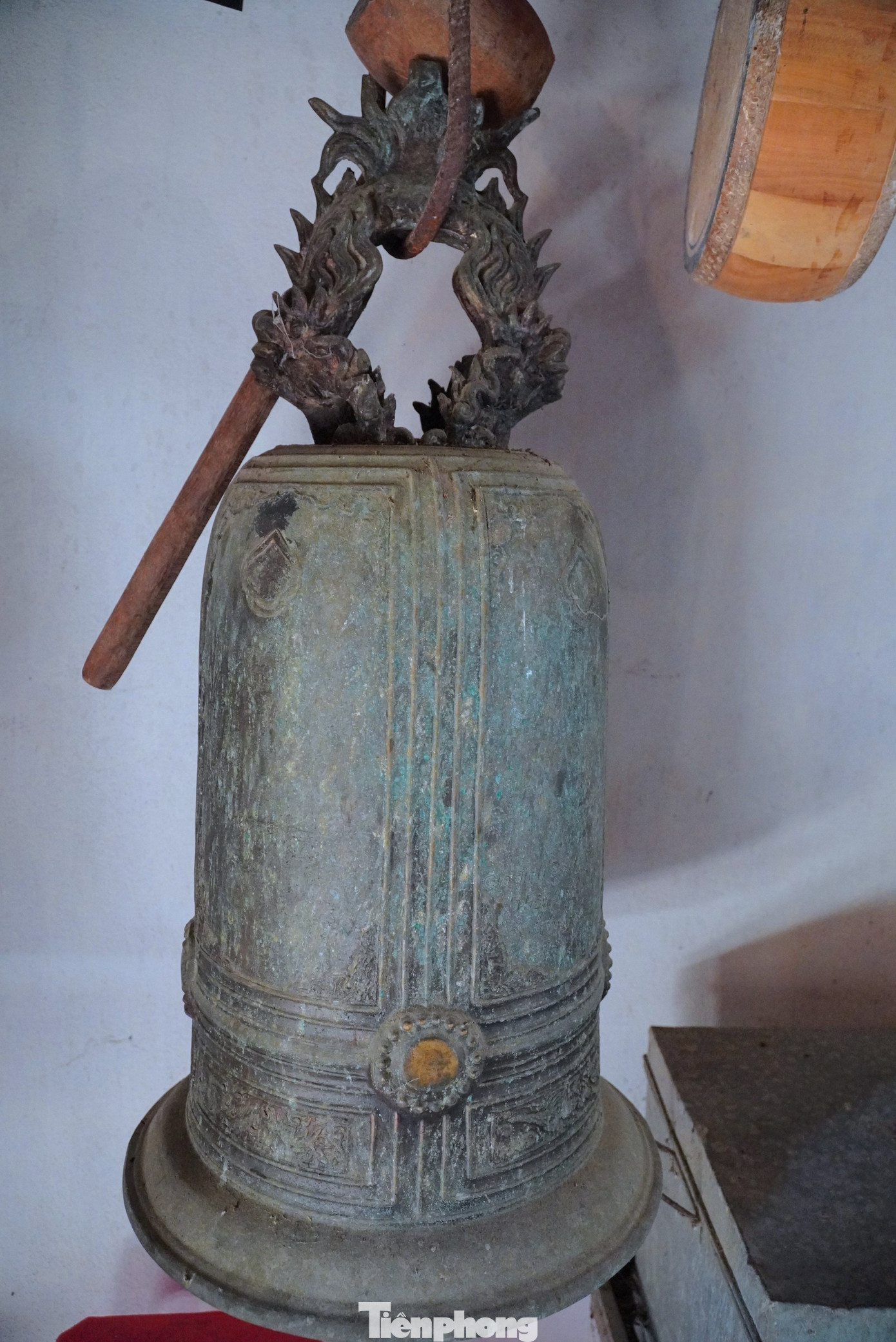 Tại đền vẫn lưu giữ chiếc chuông đồng cổ với đường nét hoa văn tinh tế.