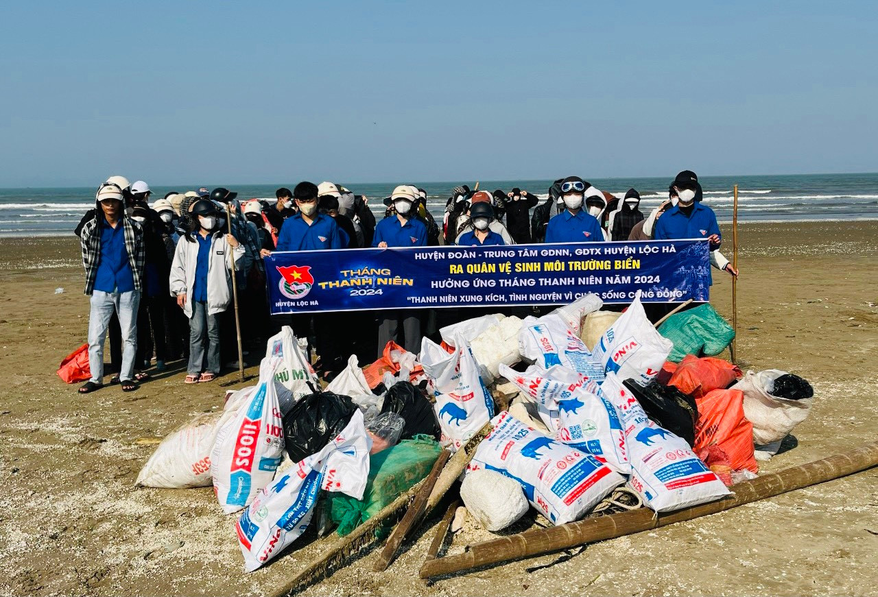Tuổi trẻ huyện Lộc Hà ra quân vệ sinh môi trường biển.