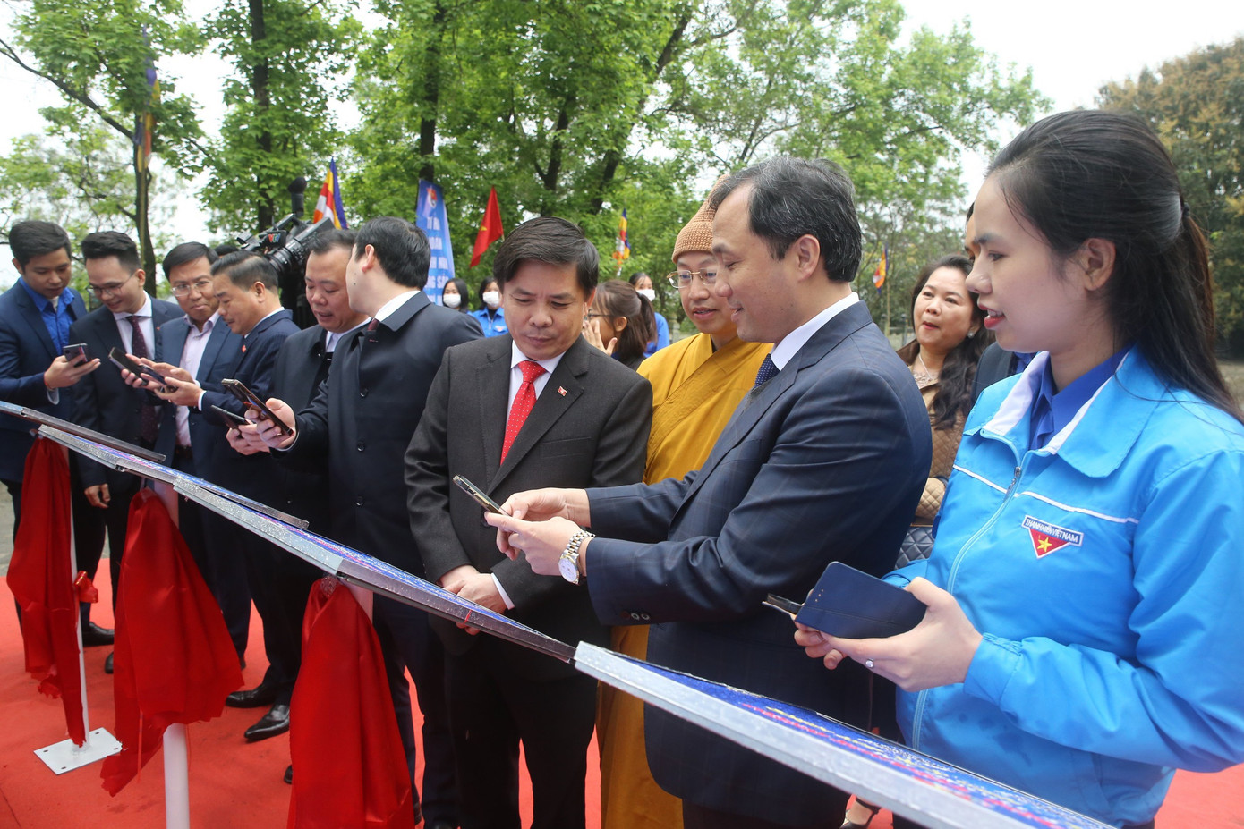 Đại diện lãnh đạo Trung ương, địa phương dâng hương tại chùa Đại Hùng và khánh thành công trình thanh niên số hóa thông tin giới thiệu Khu di tích Đại Hùng.
