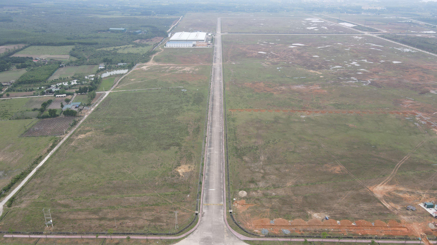 Còn đối với dự án KCN Phú Vinh theo yêu cầu trong vòng 3 năm sau khi được cấp giấy chứng nhận đầu tư và bàn giao mặt bằng, chủ đầu tư phải hoàn thành các hạng mục, kêu gọi các nhà đầu tư thuê hạ tầng và lấp đầy dự án. Tuy nhiên đến nay dự án này vẫn đìu hiu, chỉ mới thu hút được 7 nhà đầu tư thứ cấp, trong đó có 2 dự án đã đi vào hoạt động. Trong ảnh toàn cảnh diện tích trong KCN Phú Vinh đang bỏ hoang, chưa được triển khai.