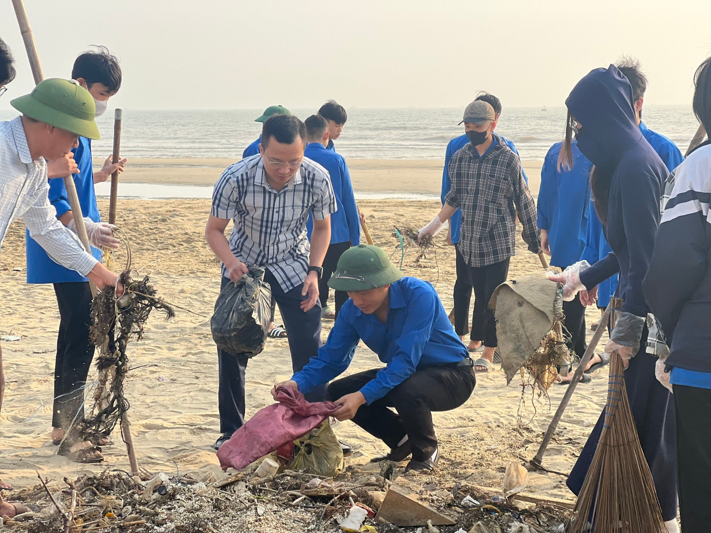 Chiến dịch dọn sạch biển nhằm tuyên truyền cộng đồng, thanh niên chung tay bảo vệ môi trường biển thêm sạch, đẹp.
