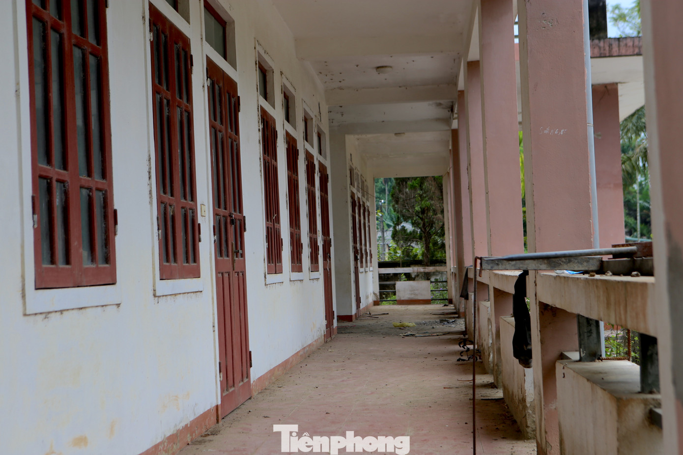 “Sau khi sáp nhập 3 xã, trụ sở mới đóng tại xã Sơn Hà cũ. Tuy nhiên vị trí này khuôn viên còn hẹp, nên quy hoạch sẽ làm trụ sở mới tại trường Tiểu học Sơn Mỹ không sử dụng. Hiện dự án xây dựng trụ sở mới vẫn chưa biết thời điểm nào triển khai”, ông Sắc nói.