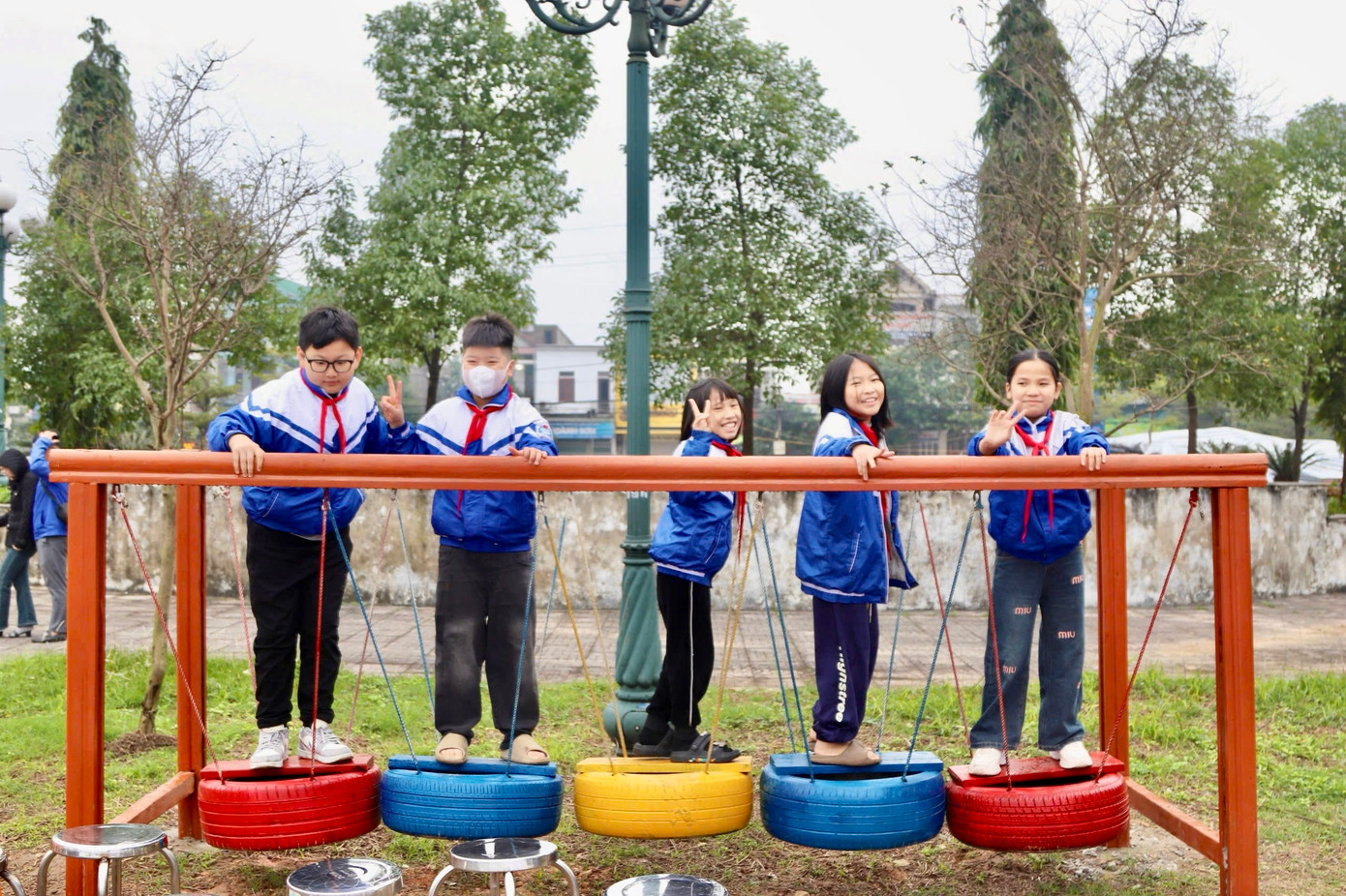 Công trình gồm 5 hạng mục vui chơi được lắp ráp từ các nguyên vật liệu tái chế như lốp xe, gỗ... và 2 biển bảng giáo dục bảo vệ môi trường sử dụng năng lượng mặt trời và trang bị các thùng rác công cộng. Công trình gồm 5 hạng mục vui chơi được lắp ráp từ các nguyên vật liệu tái chế như lốp xe, gỗ... và 2 biển bảng giáo dục bảo vệ môi trường sử dụng năng lượng mặt trời và trang bị các thùng rác công cộng.