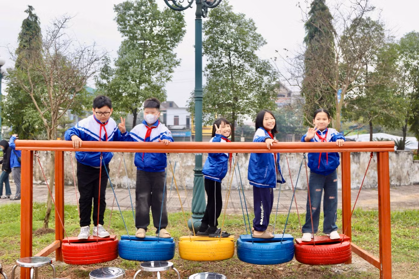 Công trình gồm 5 hạng mục vui chơi được lắp ráp từ các nguyên vật liệu tái chế như lốp xe, gỗ... và 2 biển bảng giáo dục bảo vệ môi trường sử dụng năng lượng mặt trời và trang bị các thùng rác công cộng.