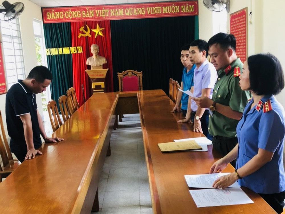 Đối tượng Lê Thế Dũng nghe quyết định khởi tố từ lực lượng chức năng. Đối tượng Lê Thế Dũng nghe quyết định khởi tố từ lực lượng chức năng.