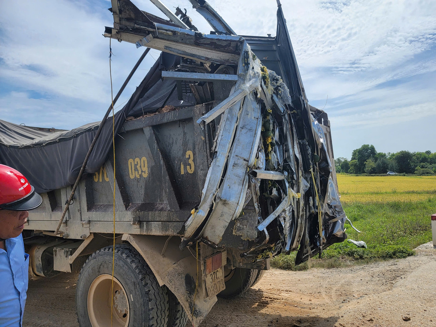 Xe ben chở đất bị hư hỏng nặng.