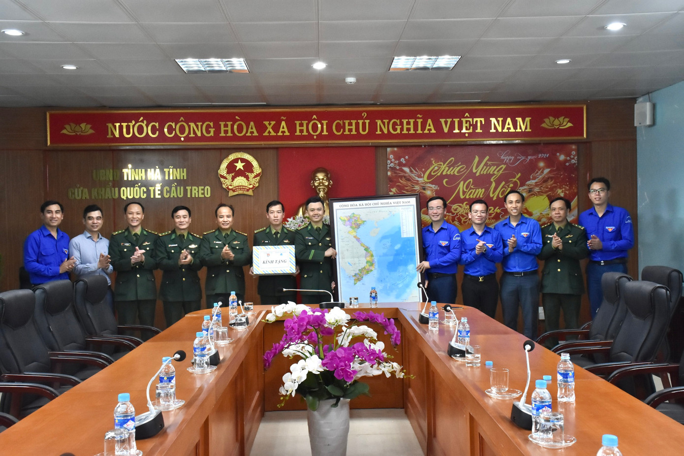 Tỉnh Đoàn, Hội LHTN Việt Nam tỉnh đã đến chúc mừng và tặng quà Trạm cửa khẩu quốc tế Cầu Treo.