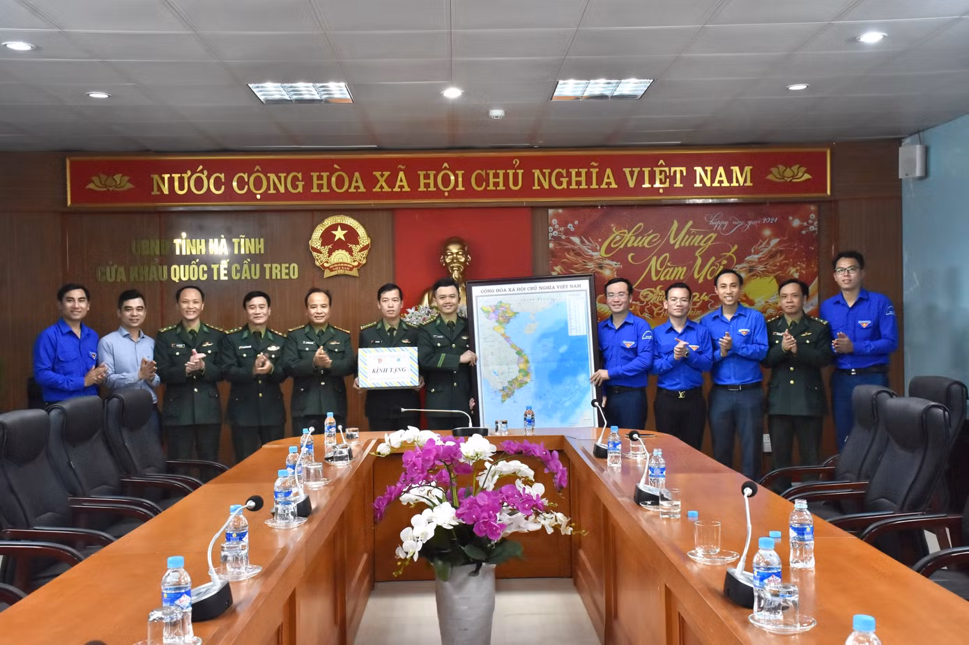 Tỉnh Đoàn, Hội LHTN Việt Nam tỉnh đã đến chúc mừng và tặng quà Trạm cửa khẩu quốc tế Cầu Treo.