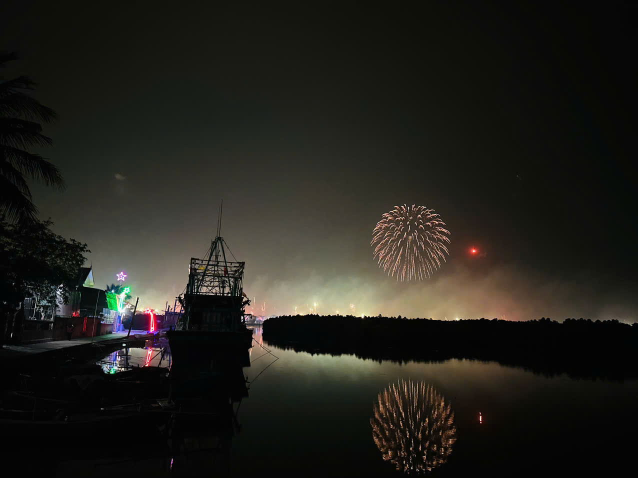 Pháo hoa rực trời ở vùng biển Quỳnh Lưu. Ảnh: Hoài Nam Pháo hoa rực trời ở vùng biển Quỳnh Lưu. Ảnh: Hoài Nam