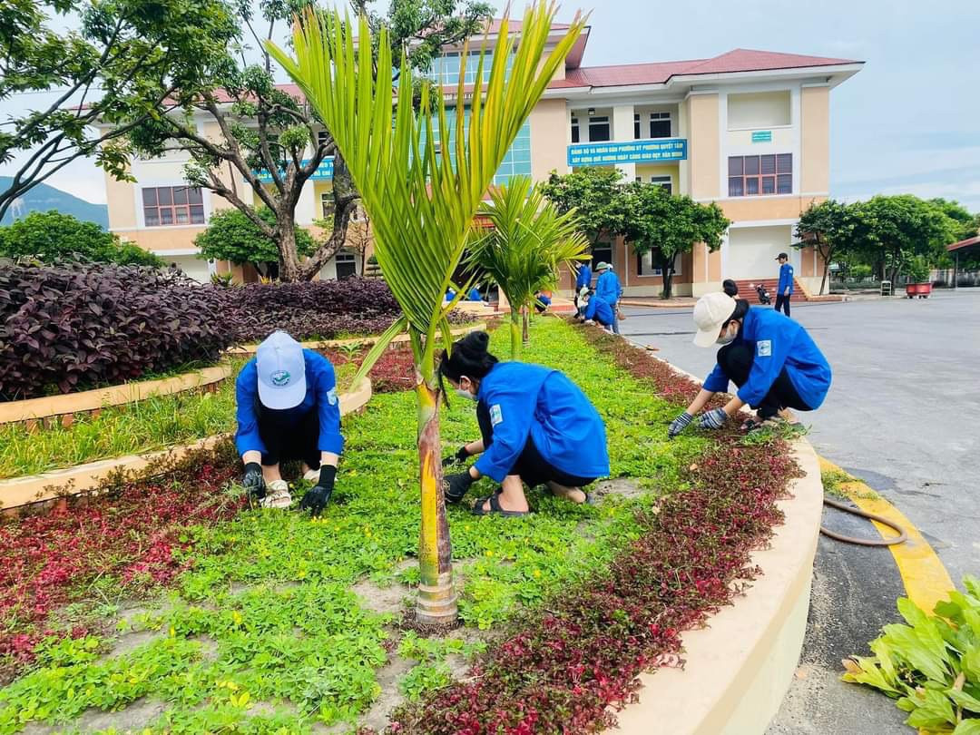 Lực lượng đoàn viên thanh niên trồng và chăm sóc cây xanh. Theo thống kê, trong ngày tuổi trẻ Hà Tĩnh đã trồng được gần 5.000 cây xanh. Lực lượng đoàn viên thanh niên trồng và chăm sóc cây xanh. Theo thống kê, trong ngày tuổi trẻ Hà Tĩnh đã trồng được gần 5.000 cây xanh.
