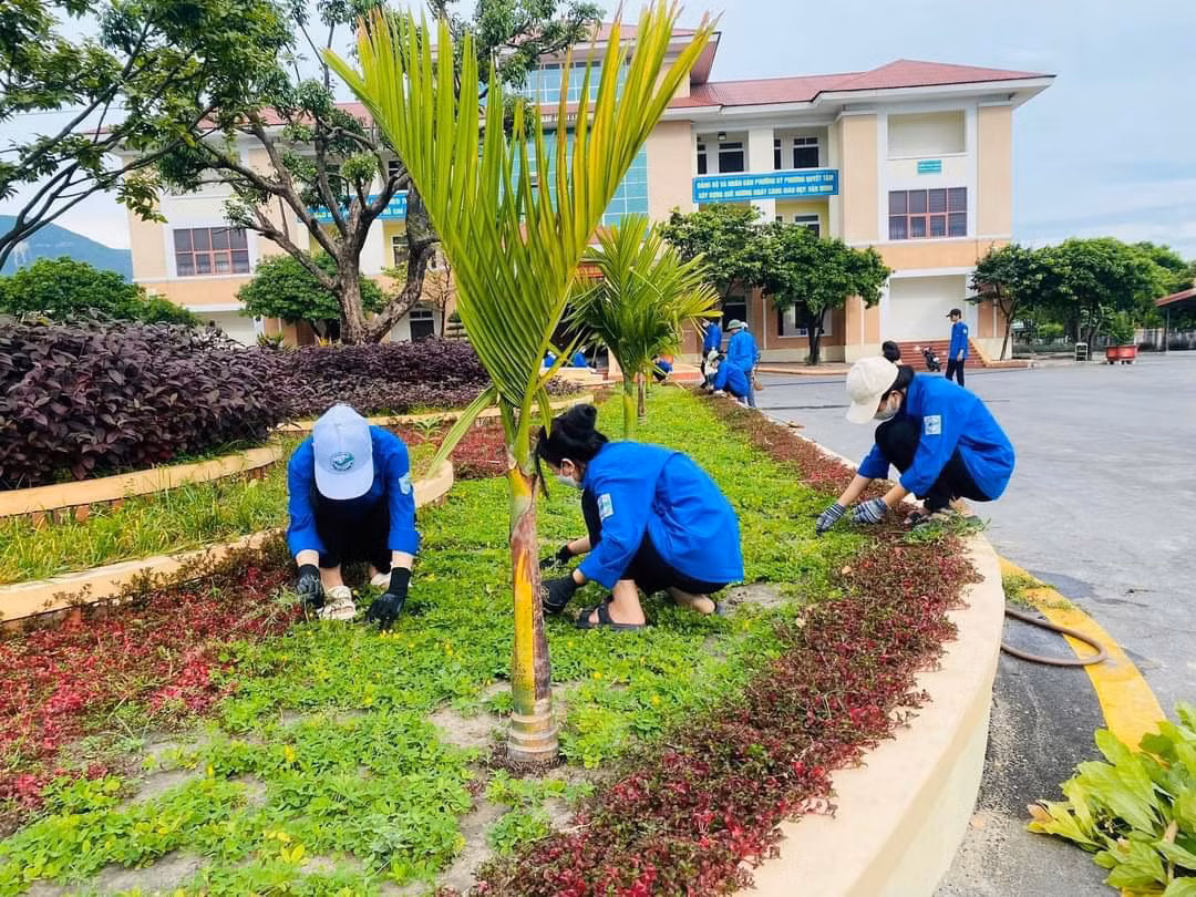 Lực lượng đoàn viên thanh niên trồng và chăm sóc cây xanh. Theo thống kê, trong ngày tuổi trẻ Hà Tĩnh đã trồng được gần 5.000 cây xanh.