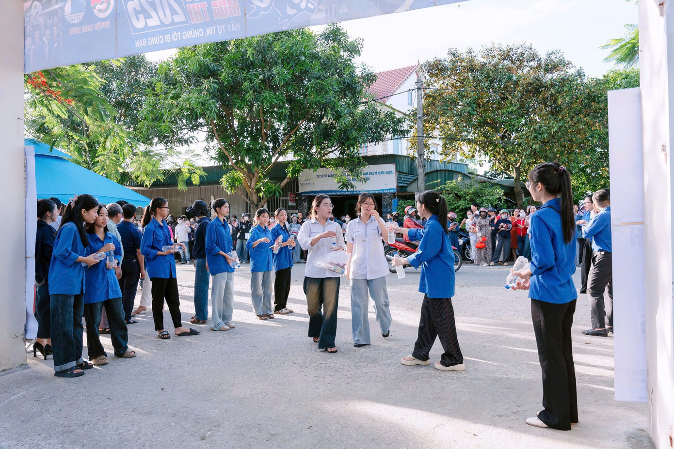 Tuổi trẻ Nghi Xuân cũng thành lập các đội thanh niên tình nguyện tham gia tiếp sức mùa thi Kỳ thi tuyển sinh vào lớp 10 THPT năm học 2025 -2026. Trong đó thực hiện các hoạt động như phát nước uống miễn phí, xe ôm miễn phí, giữ đồ cho các thí sinh, đội đảm bảo trật tự giao thông trước cổng trường, giữ xe miễn phí, hỗ trợ thí sinh khó khăn trong đi lại, cõng thí sinh vào phòng thi… Tuổi trẻ Nghi Xuân cũng thành lập các đội thanh niên tình nguyện tham gia tiếp sức mùa thi Kỳ thi tuyển sinh vào lớp 10 THPT năm học 2025 -2026. Trong đó thực hiện các hoạt động như phát nước uống miễn phí, xe ôm miễn phí, giữ đồ cho các thí sinh, đội đảm bảo trật tự giao thông trước cổng trường, giữ xe miễn phí, hỗ trợ thí sinh khó khăn trong đi lại, cõng thí sinh vào phòng thi…