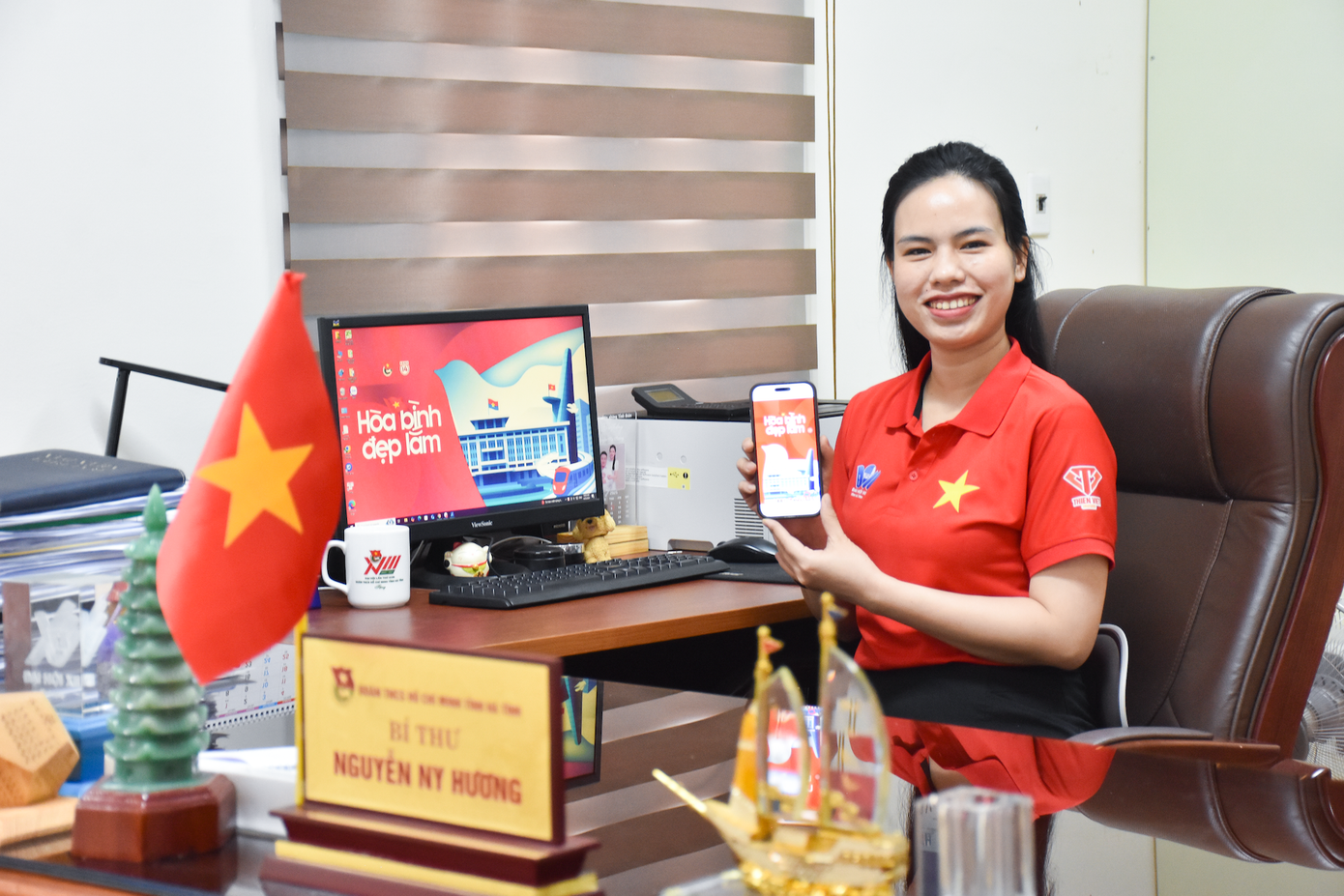 Không gian làm việc được khoác lên “tấm áo mới” với cờ đỏ sao vàng tạo nên một khung cảnh thiêng liêng và hào hùng.