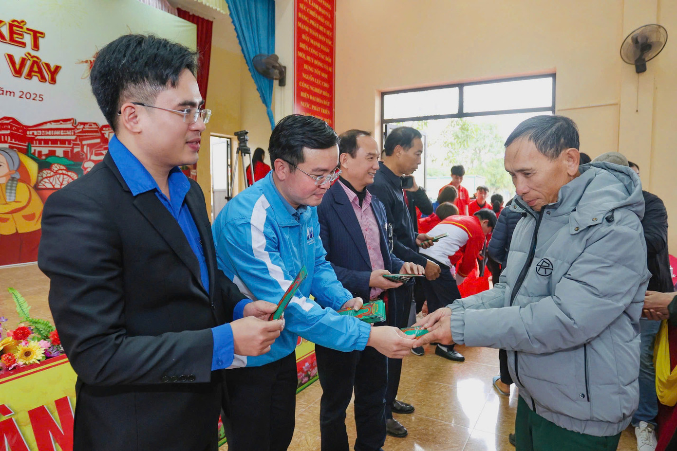 Đại diện Tỉnh Đoàn trao quà trong chương trình “63 Gắn kết - 1 Tết sum vầy” tại xã Thạch Khê, thành phố Hà Tĩnh.