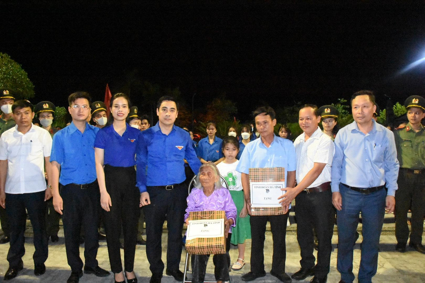 Nhân dịp này, đoàn đã trao tặng 2 suất quà cho thân nhân Anh hùng liệt sỹ Lý Tự Trọng. Nhân dịp này, đoàn đã trao tặng 2 suất quà cho thân nhân Anh hùng liệt sỹ Lý Tự Trọng.