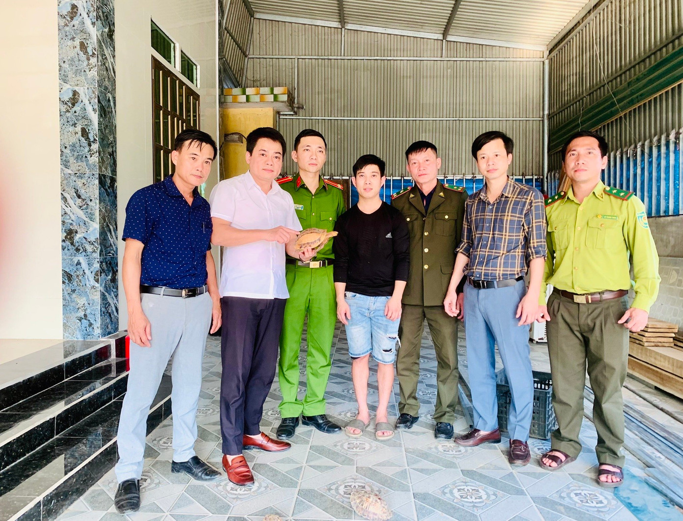 Đại diện vườn quốc gia Vũ Quang tiếp nhận 6 cá thể rùa từ người dân bàn giao.