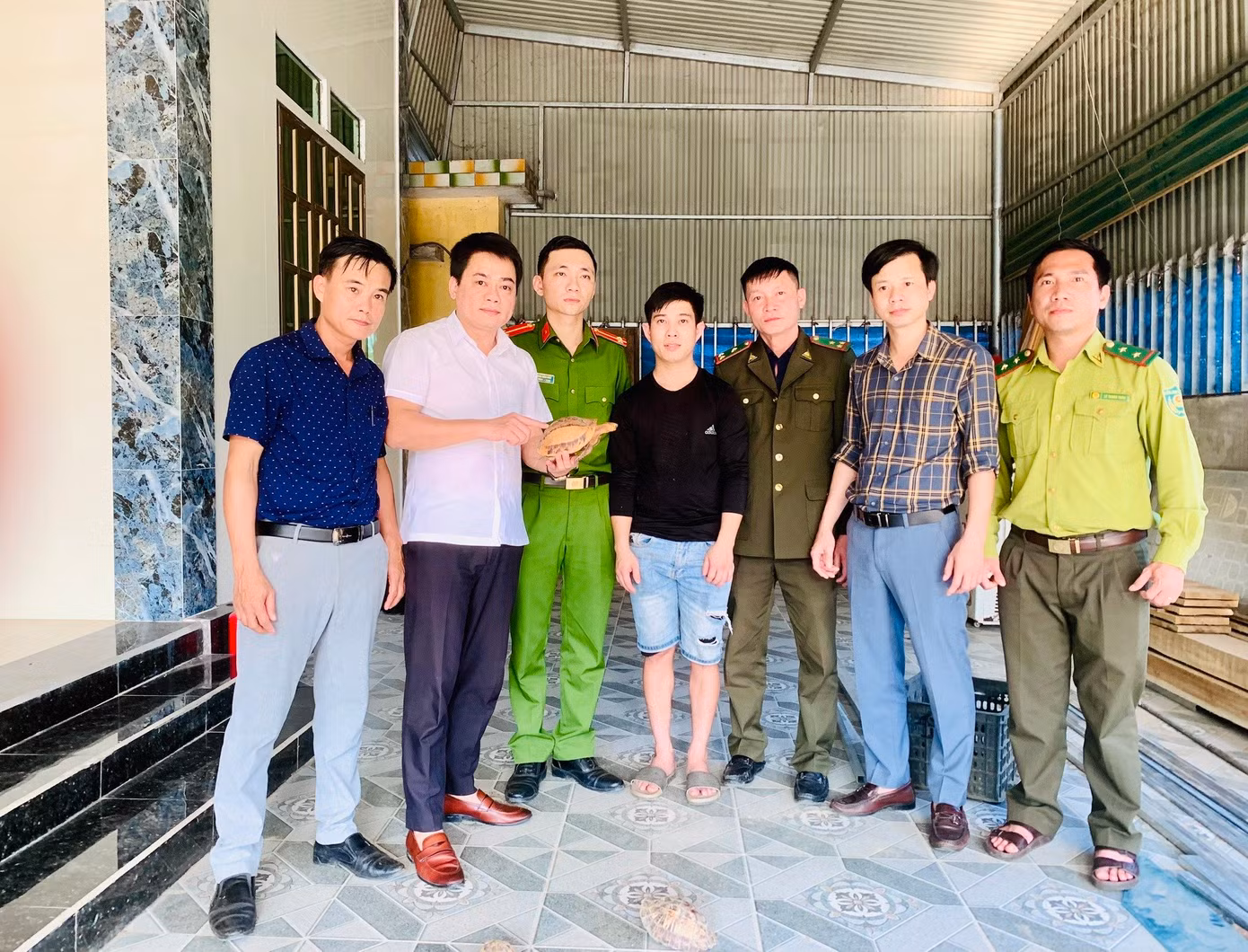 Đại diện vườn quốc gia Vũ Quang tiếp nhận 6 cá thể rùa từ người dân bàn giao.