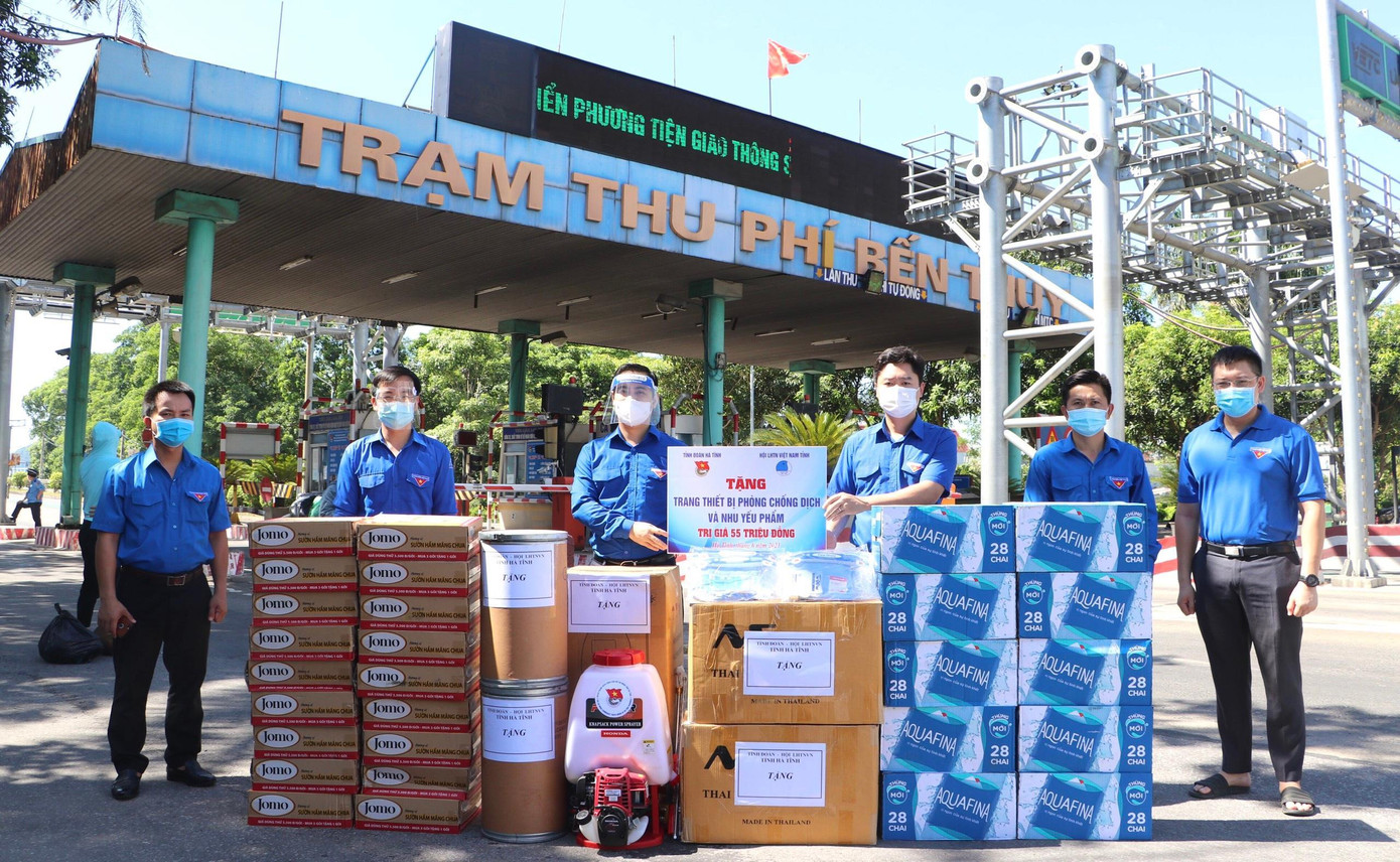 Tỉnh đoàn Hà Tĩnh trao tặng thiết bị phòng chống dịch, nhu yếu phẩm cho lực lượng thanh niên tỉnh Nghệ An.