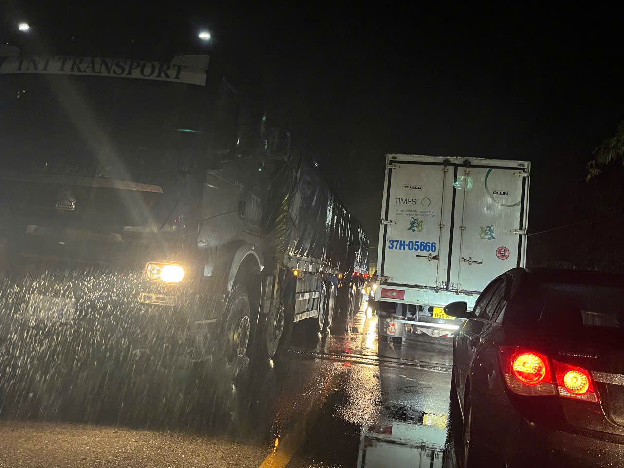 Vụ tai nạn khiến ùn tắc không thể di chuyển trong 3h đồng hồ.