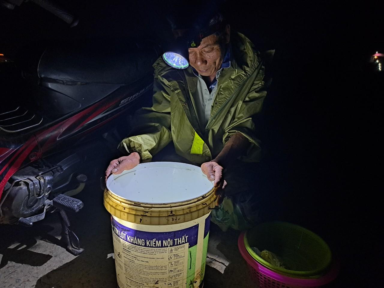 Năm nay rươi được đánh giá ít hơn so với năm trước, tuy nhiên nhờ giá trị cao nên người dân thu nhập khá.