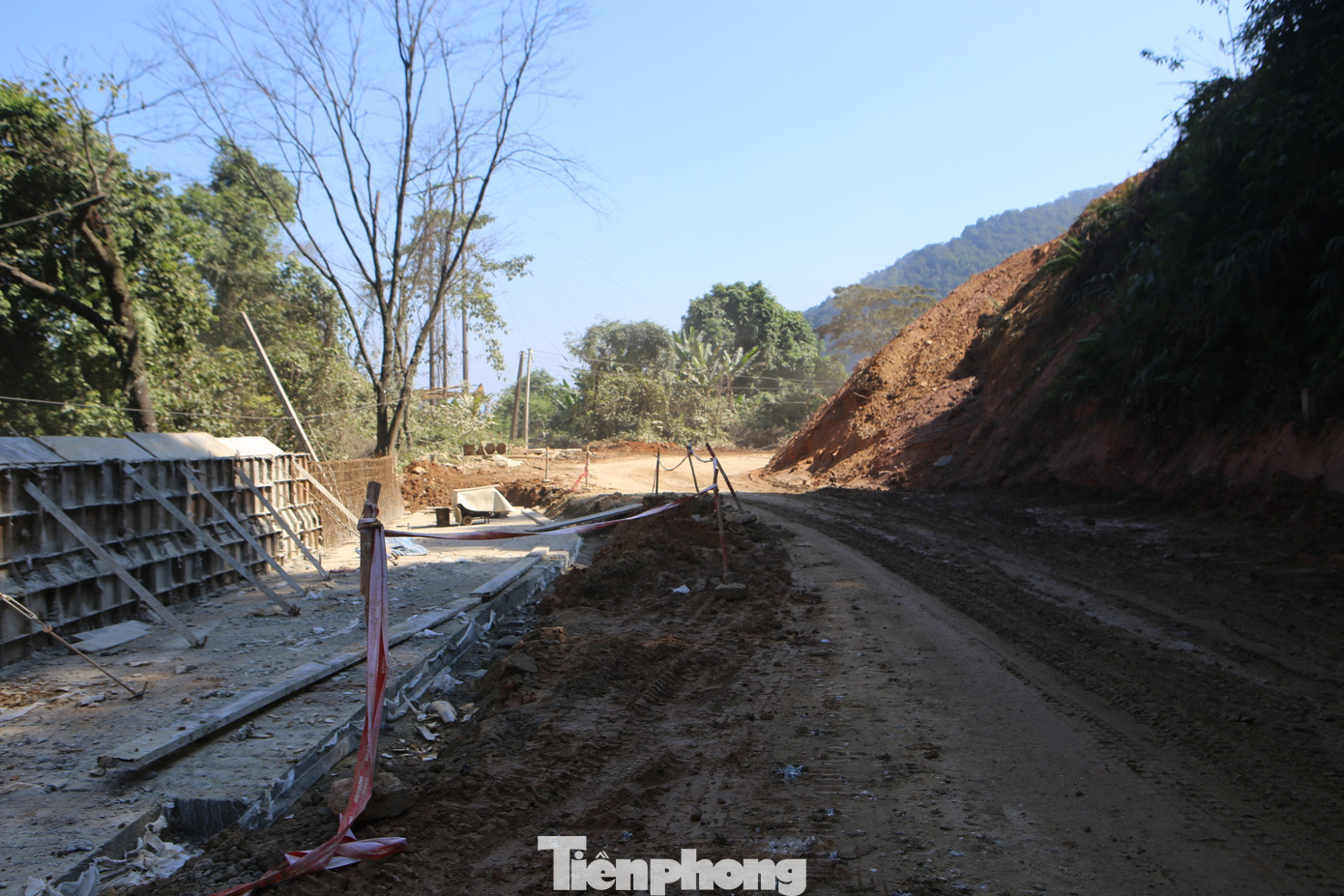 "Khi lái xe qua những địa điểm thường xuyên sạt lở như khu vực eo Cô Gái, tôi luôn lo sợ, nhất là vào những thời điểm mưa kéo dài. Để đảm bảo an toàn, tôi thường chủ động quan sát, điều khiển xe chạy chậm và bật đèn sương mù kết hợp bóp còi báo hiệu cho các phương tiện đi ngược chiều", tài xế Trần Văn Minh (trú thị xã Hồng Lĩnh) cho hay. "Khi lái xe qua những địa điểm thường xuyên sạt lở như khu vực eo Cô Gái, tôi luôn lo sợ, nhất là vào những thời điểm mưa kéo dài. Để đảm bảo an toàn, tôi thường chủ động quan sát, điều khiển xe chạy chậm và bật đèn sương mù kết hợp bóp còi báo hiệu cho các phương tiện đi ngược chiều", tài xế Trần Văn Minh (trú thị xã Hồng Lĩnh) cho hay.