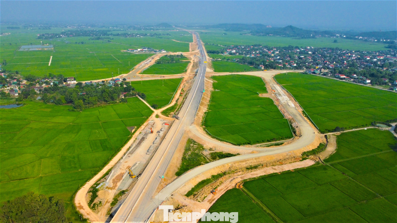 Dự án cao tốc Bãi Vọt - Hàm Nghi có điểm đầu thi công tại nút giao quốc lộ 8, xã Thanh Bình Thịnh, huyện Đức Thọ, khớp nối với đoạn Diễn Châu - Bãi Vọt và điểm cuối ở địa phận xã Thạch Xuân, huyện Thạch Hà, kết nối với dự án thành phần cao tốc Hàm Nghi - Vũng Áng.