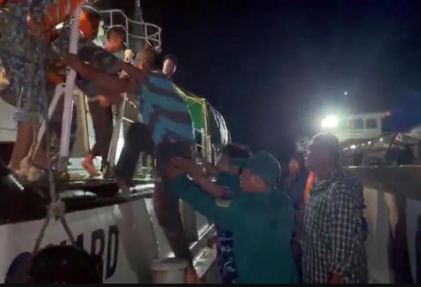 Lực lượng chức năng cứu được ba người trong vụ chìm tàu sau va chạm ở biển.