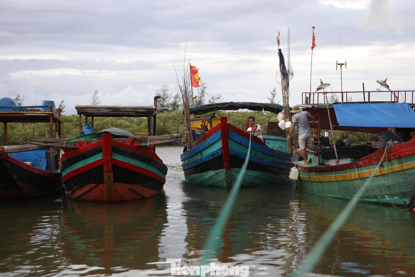 Các ngư dân đang gấp rút chằng, néo để bảo vệ tàu thuyền trước mưa bão.