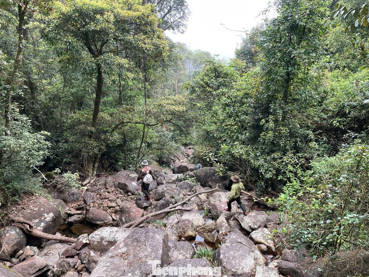 Địa hình hiểm trở, nhiều khe suối nên quá trình thực hiện nhiệm vụ gặp nhiều khó khăn. Địa hình hiểm trở, nhiều khe suối nên quá trình thực hiện nhiệm vụ gặp nhiều khó khăn.