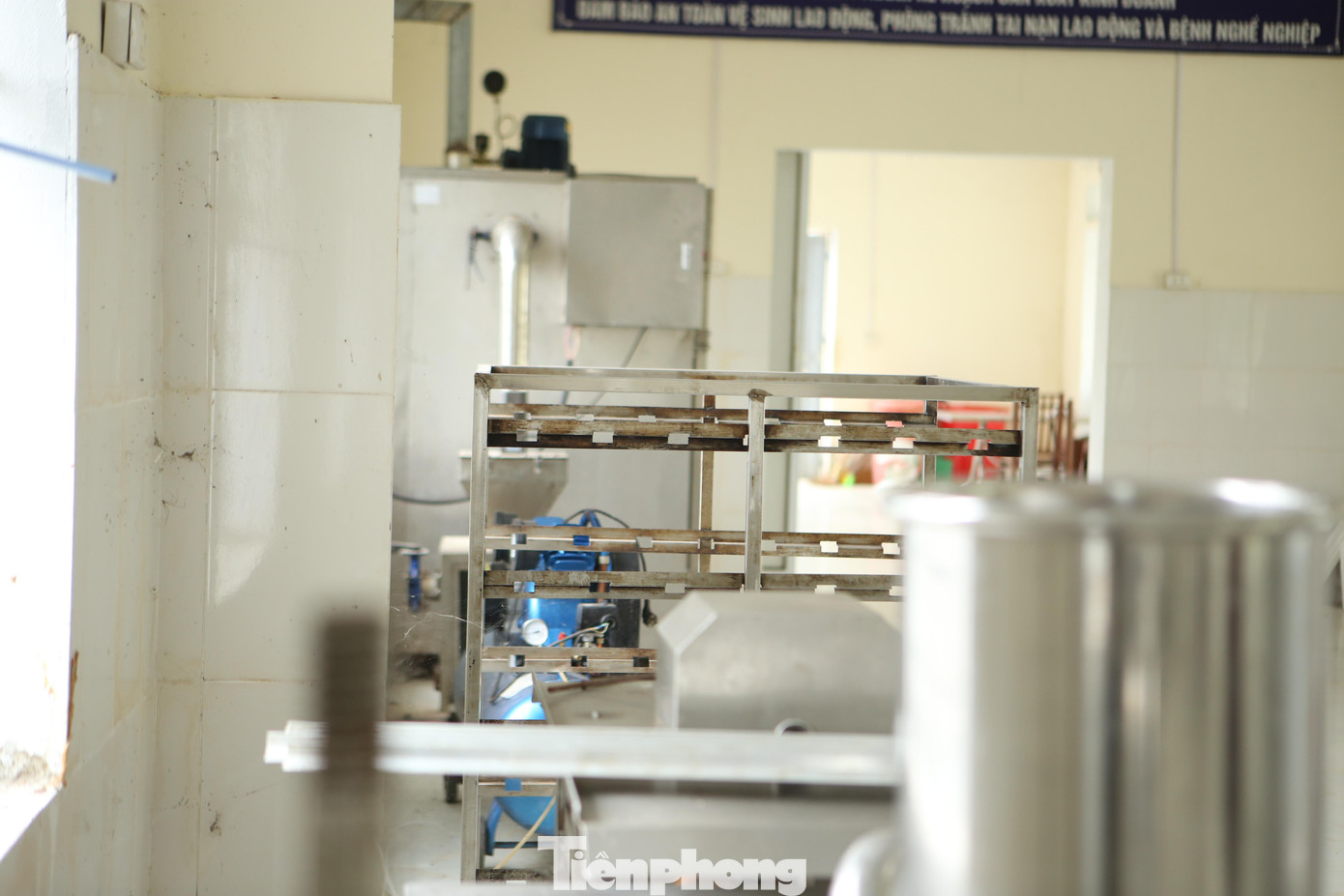 Máy móc bên trong không sử dụng sau khi nhà máy ngừng hoạt động.